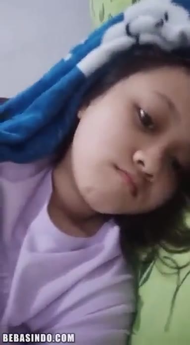 Background nonton video viral Bocil Coba Omek Biar Bisa Tidur Pules